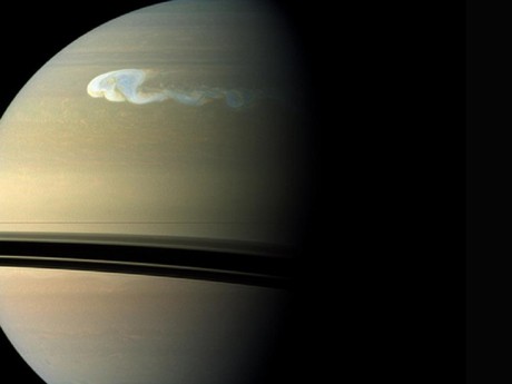Bức ảnh ghép cho thấy một cơn bão lớn ở bán cầu bắc của sao Thổ. Ảnh: NASA.